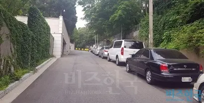 정몽구 회장의 한남동 자택 앞 도로에 불법 주차된 현대자동차 차량들. 사진=유시혁 기자