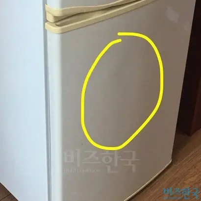 홍콩인 워홀러 B 씨가 퇴실 시 냉장고 상태. 집주인은 냉장고가 찌그러졌다며 15만 원을 청구했다. 사진=B 씨 제공