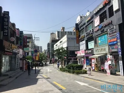 한때 강남 대표 중심지로 꼽히던 압구정 ‘로데오거리’ 입구. 사진=김상훈 기자