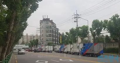 교통정체가 해소된 저녁 7시 30분 이후에도 CJ대한통운 택배화물차의 불법 주정차는 계속됐다. 사진=유시혁 기자