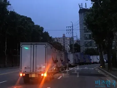 밤 10시까지 일반도로에 불법 주정차된 CJ대한통운 택배화물차. 사진=유시혁 기자