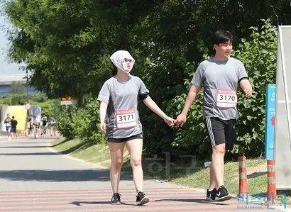 이번 제1회 버닝런에 친구와 연인과 함께 참가한 사람들은 순위와 기록에 연연하지 않고 러닝 자체를 즐겼다.  사진=박정훈 기자