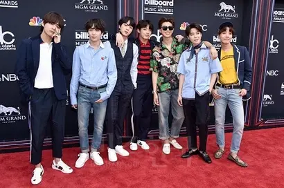방탄소년단은 지난 5월 21일 미국 라스베이거스에서 열린 2018 빌보드 뮤직 어워드(BBMA)에서 한국 가수 최초로 ‘빌보드 200’ 1위, ‘빌보드 핫100’ 차트에서 10위에 올랐다. 2년 연속 ‘톱 소셜 아티스트’ 부문 수상도 한국 아티스트 가운데 처음이다. 사진=방탄소년단 공식SNS