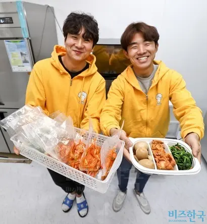 할머니 손맛으로 만든 집밥을 사무실로 옮겨놓고 싶다는 임은빈(왼쪽)·구교일 그랜마찬 공동대표. 사진=고성준 기자