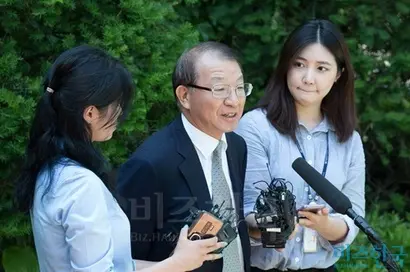 양승태 전 대법원장이 지난 1일 오후 경기도 성남시 자택 인근에서 ‘사법행정권 남용 의혹’ 관련 입장을 발표하고 있다. 사진=임준선 기자