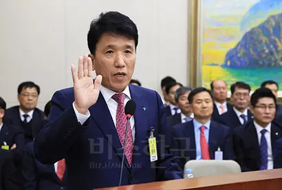 지난 30일 서울서부지검 형사5부는 업무방해 등의 혐의로 함영주 KEB하나은행장에 대한 구속영장을 청구했다고 밝혀 파문이 일고 있다. 지난해 10월 국회 국정감사에 참석한 함 행장. 사진=연합뉴스