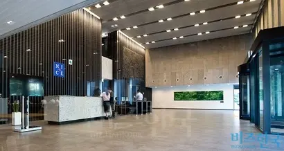 나이스그룹 계열사 대부분은 NICE홀딩스 지배 아래 있어서 향후 나이스그룹을 이끌 사람은 김원우 씨가 될 공산이 크다. 문제는 김 씨의 나이가 25세, 동생 수아 씨는 23세에 불과하다는 점이다. 사진은 서울 영등포구에 위치한 나이스그룹 여의도 1사옥 로비. 사진=임준선 기자
