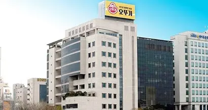 오뚜기는 가격 동결과 신제품 등으로 1위 농심을 뒤쫓고 있다. 서울시 강남구 영동대로의 오뚜기 본사. 사진=오뚜기 홈페이지