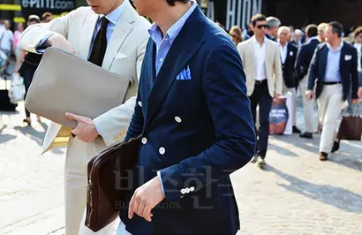 여성의 전유물이던 클러치백이 몇 해 전부터 남성들 사이에서 패션 트렌드가 되고 있다. 사진=parisiangentleman