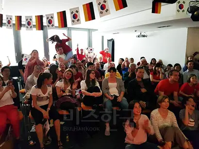 주독일 한국문화원에서 마련한 한국과 독일의 축구 팬들이 함께하는 응원전 현장 모습. 사진=박진영 제공