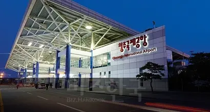 토론회에 참석한 김동민 ‘충북일보’​ 편집국장은 이시종 충청북도 도지사로부터 청주공항을 모항으로 하는 신규 LCC 면허가 안 날 경우 차라리 청주공항 폐쇄를 요구할 것이라는 이야기를 들었다고 했다. 사진=청주공항 홈페이지