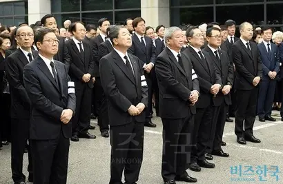 지난 5월 22일 구본무 전 LG그룹 회장의 발인 장면. 구본준 (주)LG 부회장, 조성진 LG전자 부회장을 비롯한 친지, LG 계열사 임직원 100여 명이 배웅하고 있다. 사진=사진공동취재단