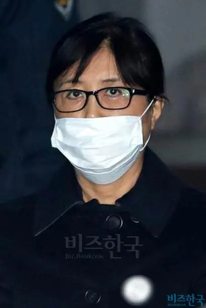 지난 2월 13일 1심 선고 공판에 참석하기 위해 호송차에서 내린 국정농단의 장본인 최순실 씨. 사진=최준필 기자