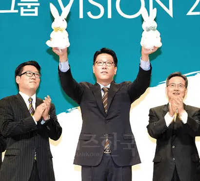 2010년 현대백화점그룹 2020 비전 선포하는 정지선 회장(가운데)과 정교선 부회장(왼쪽). 사진=현대백화점