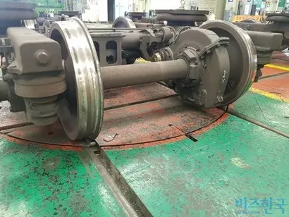 전동차 바퀴와 레일이 마찰하면서 소음이 발생한다. 바퀴와 레일이 마모되었거나 커브 구간이 많을수록 소음은 날카롭고 심하다. 사진=박현광 기자