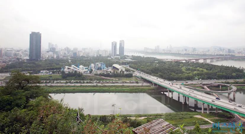 서울숲과 서울시 성동구 성수동 전경. 성수동은 제2의 홍대 상권으로 기대를 모았지만, 물리적 제약 때문에 그렇게 되기는 어려울 듯싶다. 사진=박정훈 기자
