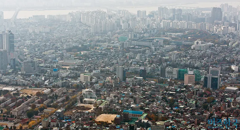 ‘경영’은 함께 부유해져 함께 즐기는 것을 뜻했다. 그러나 노숙자와 성 안에 사는 사람은 함께 즐길 수 없다. 서울 남산에서 내려다본 서울 시내 전경. 사진=최준필 기자