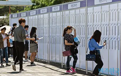 취업박람회에서 구인 게시판을 살펴보는 청년들. 경영자가 청년과 함께 즐기는 일은 그들과 함께 일하는 것이다. 그런 고민이 없으면 그냥 ‘사업가’일 뿐, 경영자라고는 할 수 없다. 사진=최준필 기자
