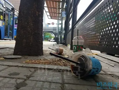 시내버스 음식물 반입이 금지된 뒤 먹던 음료를 버리고 타는 승객이 늘면서 정류장은 쓰레기로 몸살을 앓는다. 민원이 제기되자 서울시는 정류장 쓰레기통 비치를 검토 중이다. 사진=박현광 기자