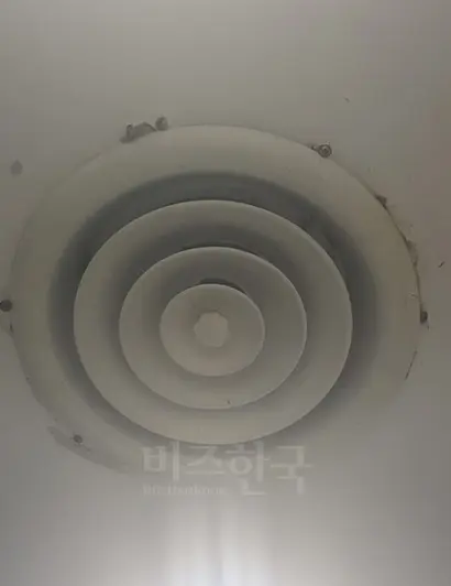 경찰 조사 결과, 환풍구 주변의 나사는 몰카가 아니라 환풍구를 고정시키기 위한 진짜 나사로 밝혀졌다.  사진=트위터 화면 캡처