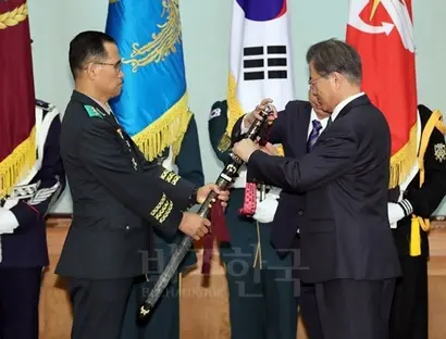 문재인 대통령은 지난 3일 국군기무사령부 개혁안을 건의받고 새 기무사령관으로 남영신 중장을 임명했다. 지난해 10월 27일 문 대통령이 청와대에서 열린 군 장성 진급 및 보직 신고에서 남영신 특수전 사령관의 삼정검에 수치를 달아주는 모습. 사진=연합뉴스