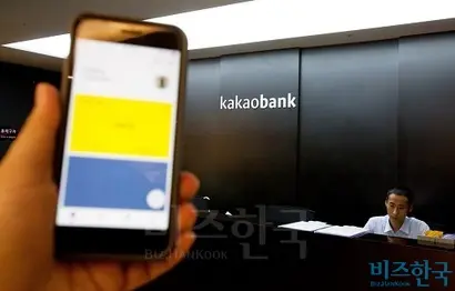 경제 무능 평가를 받고 있는 문재인 정부가 돌파구를 찾고 있고, 그 첫 번째가 은산분리 규제 완화인 것으로 풀이된다. 사진은 인터넷전문은행 중 하나인 카카오뱅크. 사진=박정훈 기자