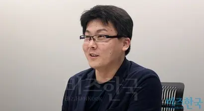 요네시게 대표가 개발한 인공지능(AI)은 소셜미디어(SNS)를 통해 정보를 모은다. AI가 단독거리를 발견하면 그가 기사로 작성한다. 소셜미디어에 올라온 포스팅을 통해 크로스체킹하면서 정보 신뢰성을 높인다. 사진=박현광 기자