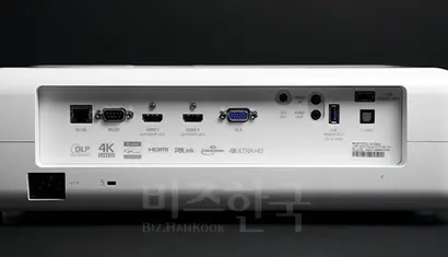 2개의 HDMI 2.0 단자와 VGA, D-Sub 등 구형 단자를 고루 지원한다. 사진=김정철 제공