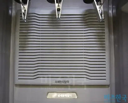 삼성 에어드레서는 집진필터를 장착해 400회 사용 후 교체해야 한다는 점에서 공기청정기를 연상케 한다. 사진=이종현 기자