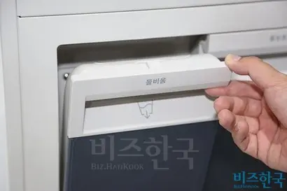물을 보충하고 비워주는 번거로움은 양사 모두 동일하다. 사진=이종현 기자
