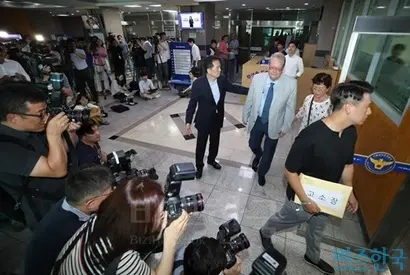 이광선 BMW피해자모임 대표와 하종선 법무법인 바른 변호사, 차량 화재 피해자들이 9일 오전 서울 남대문경찰서에서 BMW 결함은폐 의혹 관련 고소장을 제출하고 있다. 사진=최준필 기자