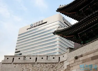 신한금융이 재무구조가 탄탄한 ING생명에 관심을 갖는 게 이상한 일은 아니다. 문제는 가격이다. 서울 중구에 위치한 신한은행 본점. 사진=박정훈 기자
