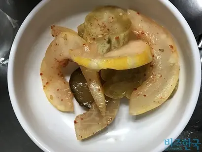 올여름 어느 날 밑반찬으로 나온 참외무침. 반찬은 그때그때 풍부한 제철 재료를 써서 손끝으로 만든다. 사진=이해림 제공