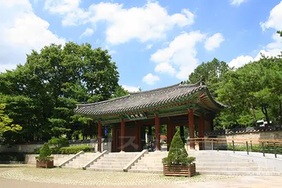 효창공원의 정문인 ‘창렬문’. 이곳은 원래 어린 나이에 죽은 정조의 큰아들 문효세자와 그 어머니 의빈 성씨의 무덤이었다. 사진=구완회 제공