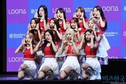 폴라리스엔터테인먼트 소속 걸그룹 ‘이달의 소녀’가 20일 오후 서울 용산구 한남동 블루스퀘어에서 열린 데뷔 미니 앨범 ‘플러스 플러스’ 발매 기념 쇼케이스에서 포토타임을 갖고 있다. 사진=박정훈 기자