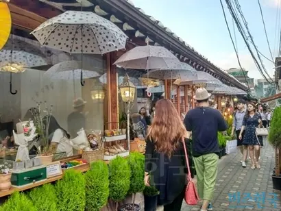 두 사람이 손잡고 걸어가다가도 마주 오는 사람에게 길을 비켜줘야 하는 익선동의 세련된 골목들. 사진=이송이 기자