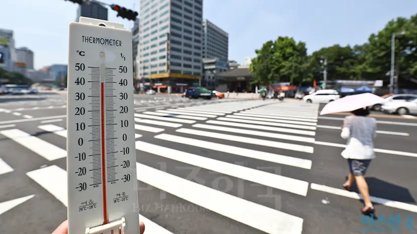 기온이 40℃까지 치솟으면서 한산해진 서울 광화문광장 주변. 올여름 폭염으로 인해 소비자들이 밖으로 나오지 않으면서, 자영업자들의 매출이 줄었다. 이는 곧 가격 인상으로 이어질 수 있다. 사진=고성준 기자