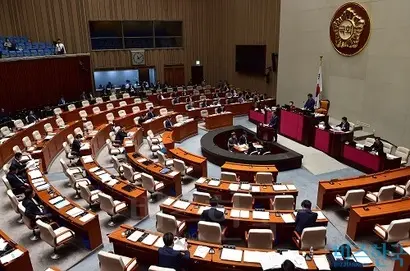 제3의 인터넷전문은행 사업자로 거론되는 업체들이 속속 드러나는 가운데, 가을 정기국회에서 은산분리 규제 완화 법안 통과 여부에 관심이 모이고 있다. 사진=박은숙 기자