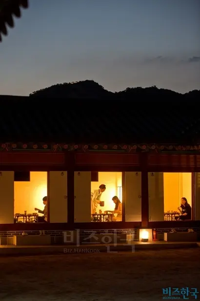 경복궁 별빛야행에서는 왕과 왕비의 수라상을 체험하는 소주방에서 저녁을 먹으며 전통공연을 감상할 수 있다. 사진=고성준 기자