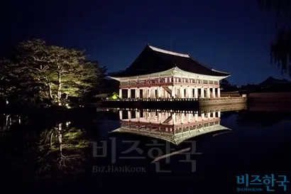 연못에 비친 경복궁 경회루의 반영은 현실인지 아닌지 구분이 안 갈 정도. 사진=고성준 기자