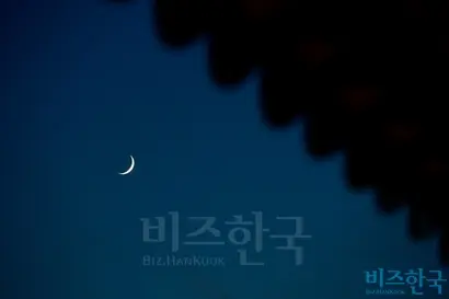 창덕궁 달빛기행에서 만난 초승달. 사진=고성준 기자