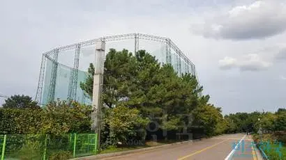 국립중앙박물관 뒤편 담벼락 너머에는 미군부대의 실외 골프연습장이 있다. 그물망에 뚫린 구멍 사이로 골프공이 국립중앙박물관으로 날아오는 터라 이용객들이 부상을 당할 우려가 높다. 사진=유시혁 기자