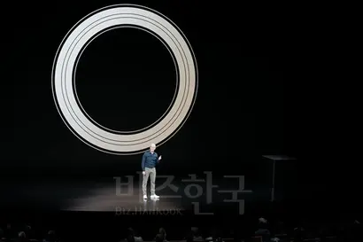 쿠퍼티노 애플파크에서 열린 아이폰 XS, XR 발표 현장에서 무대에 선 팀 쿡 애플 CEO(최고경영자). 사진=최호섭 제공