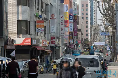 부동산 입지 선정 시 일자리, 교통만큼이나 중요한 요소가 교육 프리미엄이다. 대치동 학원가 전경. 사진=고성준 기자