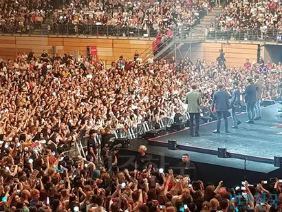 엑소, 샤이니 태민 등 무대에 오른 모든 아이돌의 노래를 따라 부르며 열광하는 팬들. 사진=박진영 제공