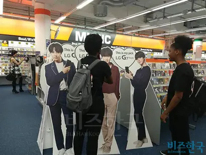 자툰 K-팝 음반 매장 한쪽에 세워져 있는 방탄소년단 멤버들의 등신대 패널 앞에는 사진을 찍으며 즐거워하는 소녀 팬들이 끊이지 않았다. 사진=박진영 제공