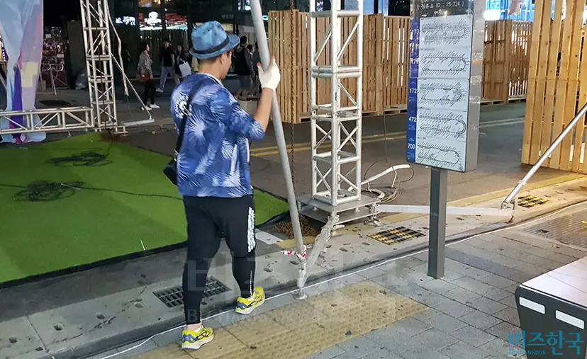 취재가 시작되자 현장 관계자가 철제빔을 도로 쪽으로 걷어냈다. 사진=우종국 기자