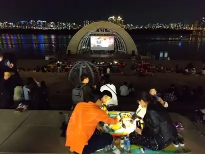 가족단위 나들이와 연인의 데이트코스로도 손색없는 야시장 5곳이 주말 저녁마다 서울 한복판에 활기를 띄운다. 사진=이민영 여행작가 제공