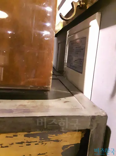 방화셔터 연동제어기가 서랍장으로 인해 막혀 있다. 사진=김명선 인턴기자