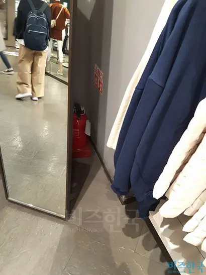 소화기가 설치된 곳이지만 전신거울이 가로막아 밖에서는 소화기가 있는지조차 알 수 없다. 사진=김명선 인턴기자